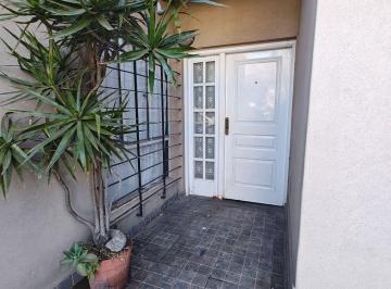 Casa · 180m² · 8 Ambientes · 1 Cochera · Casa 2 Dorm., Cochera y Patio en Av Facundo Zuviria
