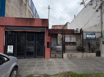 Casa · 180m² · 8 Ambientes · 1 Cochera · Casa 2 Dorm., Cochera y Patio en Av Facundo Zuviria