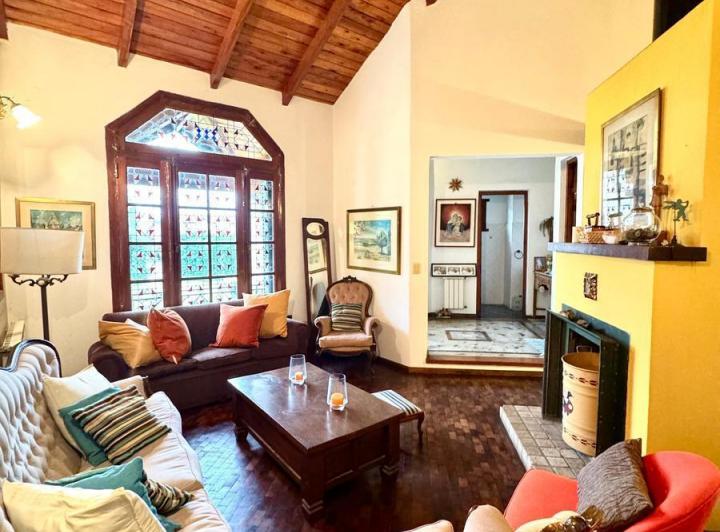 Casa · 310m² · 4 Ambientes · 2 Cocheras