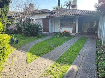 Casa · 140m² · 4 Ambientes · 1 Cochera · Casa Ideal Para Emprendimiento