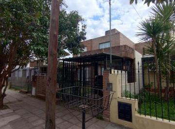 Casa · 108m² · 6 Ambientes · 1 Cochera · Casa Dos Dorm. Muy Buena Cerca de Av Fuerza Aerea y Sol de Mayo