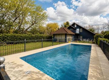 Casa · 280m² · 5 Ambientes · 4 Cocheras · Lote 1300 m² con Piscina y Suite con Vestidor – Venta Directa y Amoblada” Oportunidad