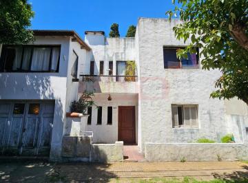 Casa · 235m² · 6 Ambientes · 1 Cochera · Venta Casa en 2 Plantas con Jardín y Cochera Martinez