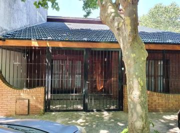 Casa · 191m² · 4 Ambientes · Chalet en Venta en Beccar 2 Plantas con Jardín y Quincho