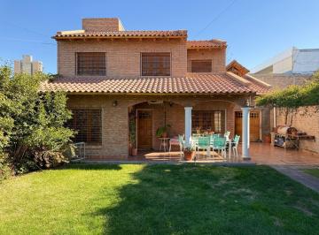Casa · 416m² · 8 Ambientes · 3 Cocheras · Casa 4 Dorm. (1 Suite Pb) Estudio Quincho Cocheras Parque y Piscina Centro Alto Neuquen