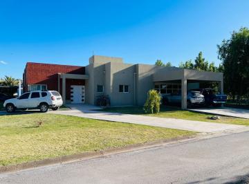 Casa · 203m² · 7 Ambientes · 4 Cocheras · Casa 3 Dorm. con Quincho Doble Cochera Parque y Piscina B° Los Olivos Centenario