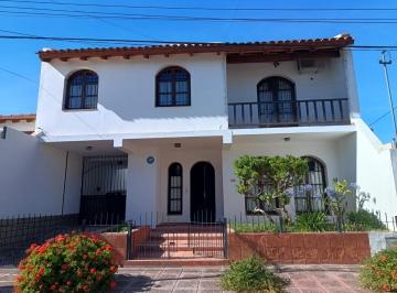 Casa · 280m² · 3 Dormitorios · 2 Cocheras · Venta de Casa en Cipolletti