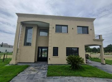 Casa de 5 ambientes, Esteban Echeverría · Casa a La Venta en Canning Chico! Lista Para Vivir! 4 Dorm.!