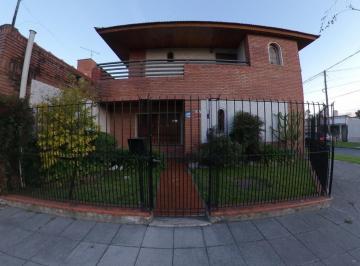 Casa · 140m² · 4 Ambientes · 1 Cochera · Hermoso Chalet en Dos Plantas