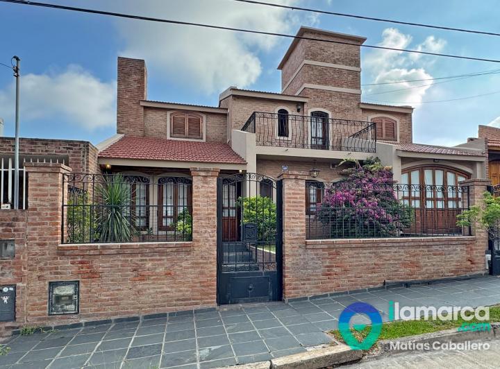 Casa · 300m² · 4 Dormitorios · 2 Cocheras