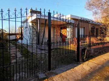Casa · 130m² · 6 Ambientes · 1 Cochera · Villa Carlos Paz - B° Las Malvinas - Casa + Departamento