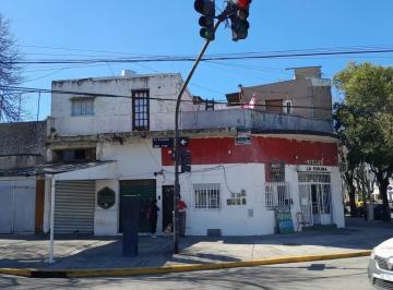 Casa · 350m² · 8 Ambientes · 1 Cochera · Venta Esquina con Local Sobre Lote en Parque Avellaneda