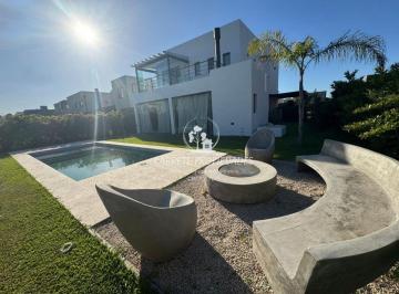 Casa de 5 ambientes, Pilar · Retasada! Moderna Casa en Venta de 5 Ambientes. Lagoon Pilar. Pilar.