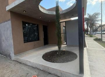 Casa · 100m² · 4 Ambientes · 3 Cocheras · Casa con 3 Dorm. en Venta Sobre Lote de 206 m² en Castelar