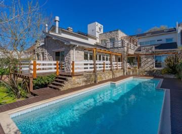 Casa · 488m² · 6 Ambientes · 2 Cocheras · Importante Residencia con Parque y Piscina