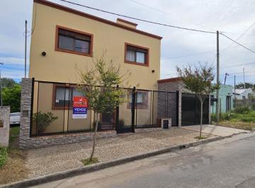 Casa · 175m² · 5 Ambientes · 1 Cochera · Casa de 3 Dorm., 2 Baños! Cochera, Patio con Pileta y Todos Los Servicios! Cúneo Entre/junín y
