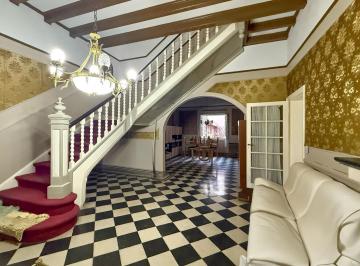 Casa · 209m² · 9 Ambientes · 1 Cochera · Clásica y Luminosa: Descubrí Esta Propiedad de 3 Dorm. en Arroyito Rio