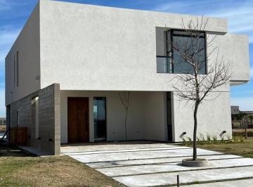 Casa · 261m² · 4 Ambientes · Casa en San Sebastian