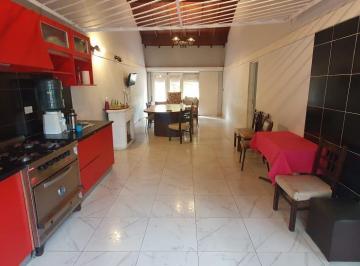 Casa · 180m² · 5 Ambientes · 1 Cochera · Venta Chalet 6 Ambientes Jardin Garage Quincho