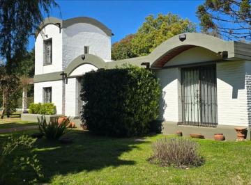 Casa · 271m² · 5 Ambientes · 2 Cocheras · Solida Casa en Venta en Club de Campo El Moro