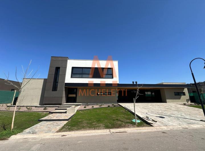 Casa · 260m² · 14 Ambientes · 3 Cocheras