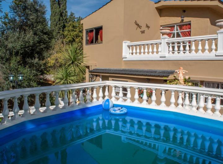Casa · 220m² · 9 Ambientes · 2 Cocheras