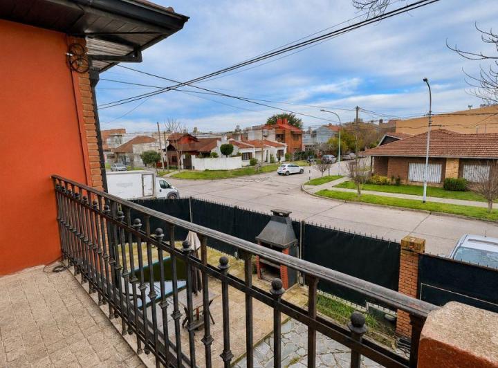 Casa · 120m² · 5 Ambientes · 2 Cocheras