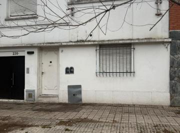 Departamento · 73m² · 3 Ambientes · Casa en P. H Planta Baja Al Frente, 100 % Independiente