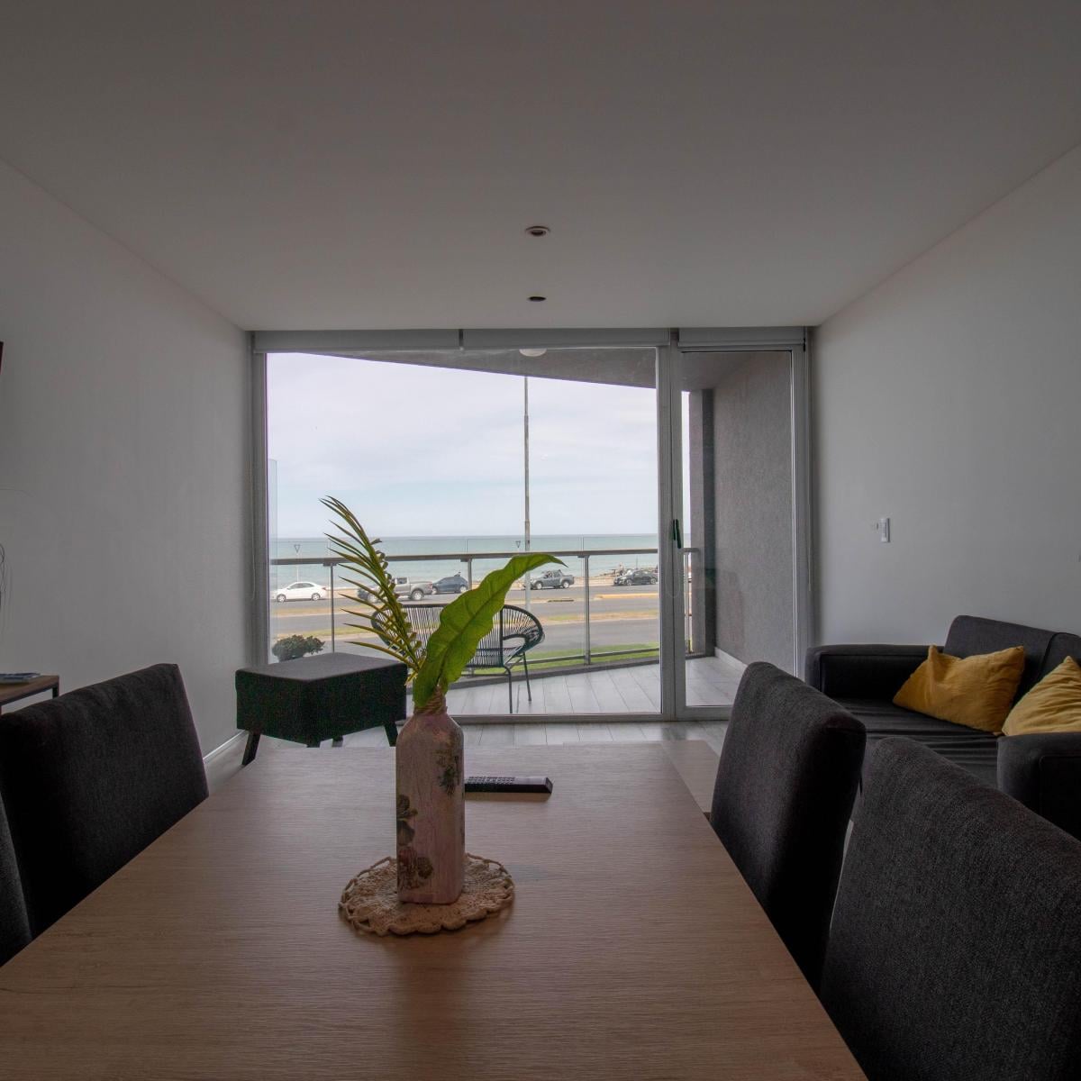 Depto 3 amb, 90m² frente al mar en La Perla, con cochera y ascensor