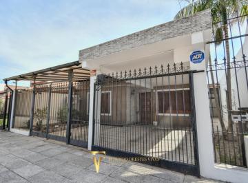 Casa · 150m² · 3 Ambientes · 2 Cocheras · Venta • Casa • Lomas del Mirador • Tres Ambientes • Parque • Apto Crédito