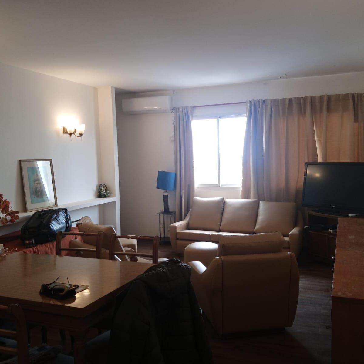 Living comedor con amplio ventanal, cocina integrada, dormitorios amplios con placard, baño completo. Todos los ambientes con vista plena A la ciudad. Cuenta con dos bauleras