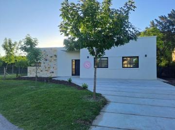 Casa · 135m² · 4 Ambientes · 3 Cocheras · Casa en Venta en Barrio San Eduardo, Pilar del Este, Pilar
