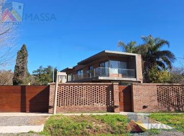 Casa · 190m² · 7 Ambientes · Excelente Casa de 3 Dorm.! en Funes! 2 Plantas!