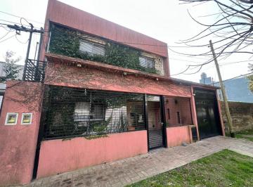 Casa · 181m² · 7 Ambientes · 3 Cocheras · Casa en Venta en Gonnet - 4 Dorm.