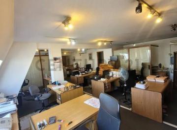 Oficina comercial · 77m² · 2 Ambientes · Oficina Amplia con Despacho, Baño y Ascensor - Ciudad Vieja