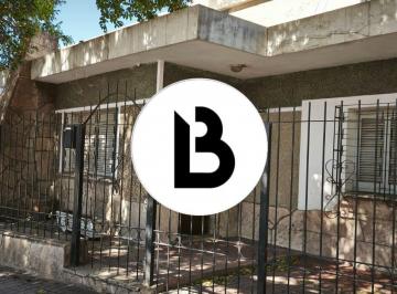 Casa · 178m² · 5 Ambientes · 1 Cochera · Casa con Mucho Potencial en Ampliación Pueyrredón