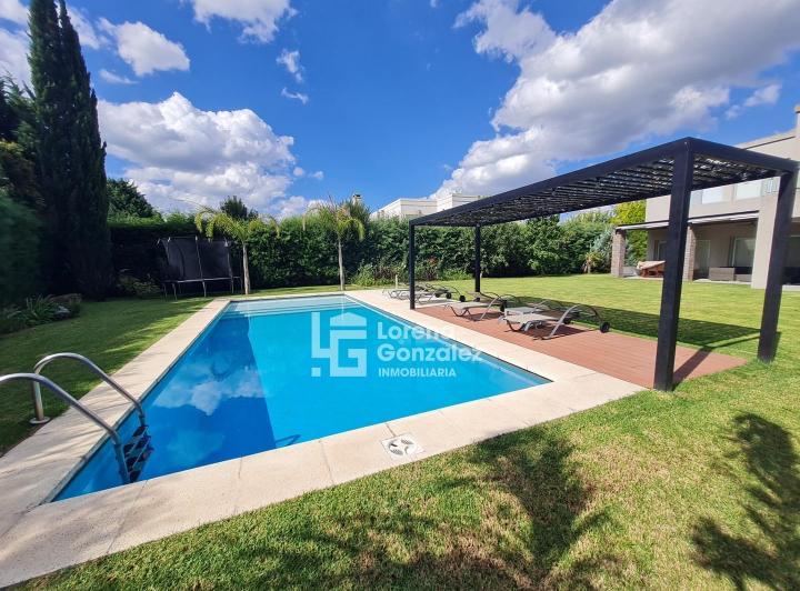 Casa · 220m² · 6 Ambientes · 8 Cocheras