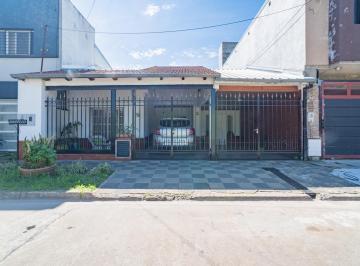Casa · 178m² · 5 Ambientes · 2 Cocheras · En Venta Encantadora Propiedad en Barrio 7 de Marzo, Santo Tome!