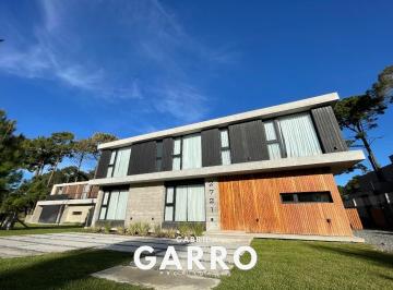 Casa · 237m² · 5 Ambientes · 6 Cocheras · Casa en Venta en Barrio Álamos 2, Pinamar.
