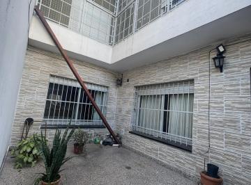 Casa · 117m² · 5 Ambientes · Pasillo Unico No PH en Barrio Las Heras