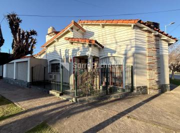 Casa · 115m² · 4 Ambientes · 2 Cocheras · Venta Casa Lote Propio en Esquina de 3 Ambientes con Cochera y Patio en Haedo.