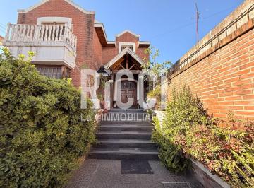 Casa · 352m² · 5 Ambientes · 4 Cocheras · Casa Cinco Ambientes en Venta en Berazategui Apta Crédito