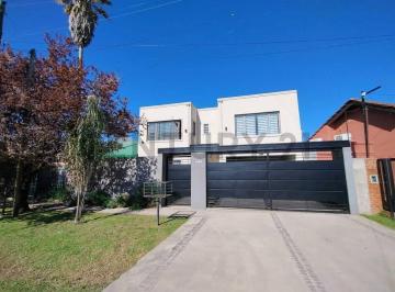 Casa · 211m² · 5 Ambientes · 4 Cocheras · Venta Casa en Francisco Alvarez Residencial - 5 Ambientes con Pileta y Parque