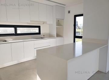 Casa · 252m² · 3 Ambientes · 2 Cocheras · Moderno Chalet