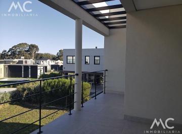 Casa · 252m² · 3 Ambientes · 2 Cocheras · Moderno Chalet
