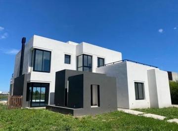 Casa · 226m² · 5 Ambientes · 2 Cocheras · Casa con Vista Al Golf en Canton Golf