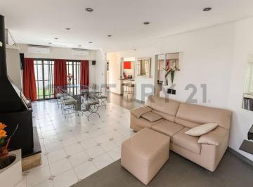 Casa · 200m² · 5 Ambientes · 2 Cocheras · Casas de Tres Dorm. en Venta La Plata