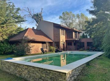 Casa · 300m² · 6 Ambientes · 2 Cocheras · Chalet 6 Amb Sobre Dos Lotes Piscina Apto Credito El Grosellar