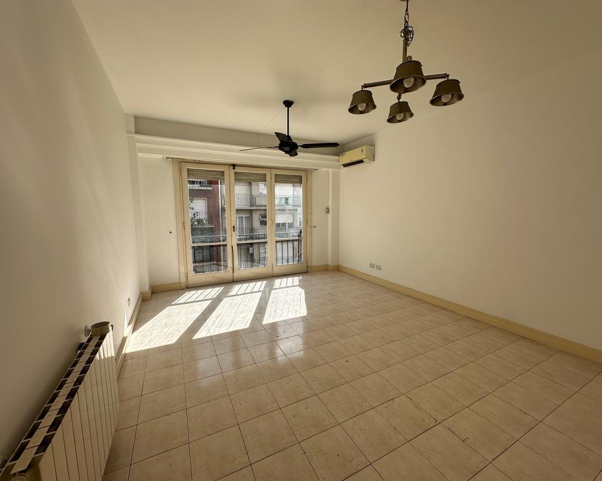 Departamento 3 ambientes en buen estado con balcón y cocina separada