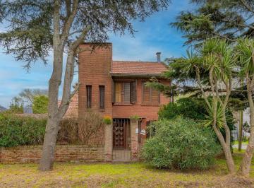 Casa · 159m² · 4 Ambientes · 1 Cochera · Casa en Venta de 4 Ambientes, Garaje y Parque en Barrio Caisamar